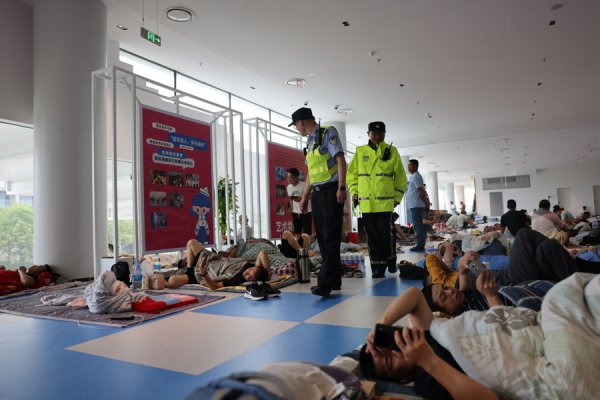 凯丰配资 台风“竹节草”带来狂风骤雨，浦东警方全力保障市民出行安全