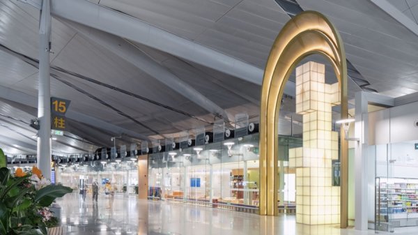 天猫配资 等火车也能免费看书了，上海首个火车站内“图书馆”落地南站