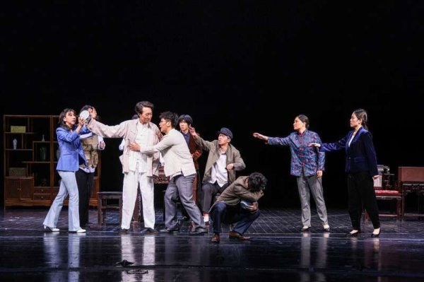 盈富配资 学生版话剧《玩家》登上曹禺剧场舞台，京味儿戏剧绽放青春光彩